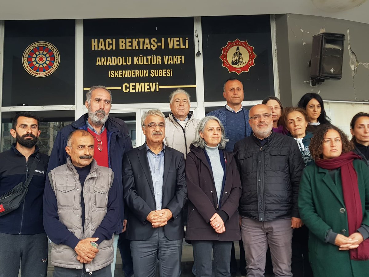 cigdemkilicgun's tweet photo. Depremin 40. gününde HDK ve HDP heyetiyle birlikte İskenderun Cemevini ve Rum Ortodoks kilisesini ziyaret ederek, dayanışmamızı ve lokmalarımızı pay ettik. Yaralarımızı birlikte saracağız. https://t.co/VWV80wsBjD