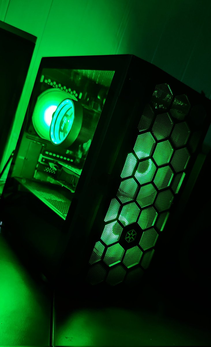 Mouuut's tweet photo. @RunOnFlux @MiningTk @cypherpunkx, 
So much RAM, so much Power !! 
Now the Triple Nimbus will run fine until, next a Stratus could take place. 
Built For #Flux, Built for #Web3 
Powered by $Flux, for a #decentralized network !! https://t.co/cL6tInGIhq