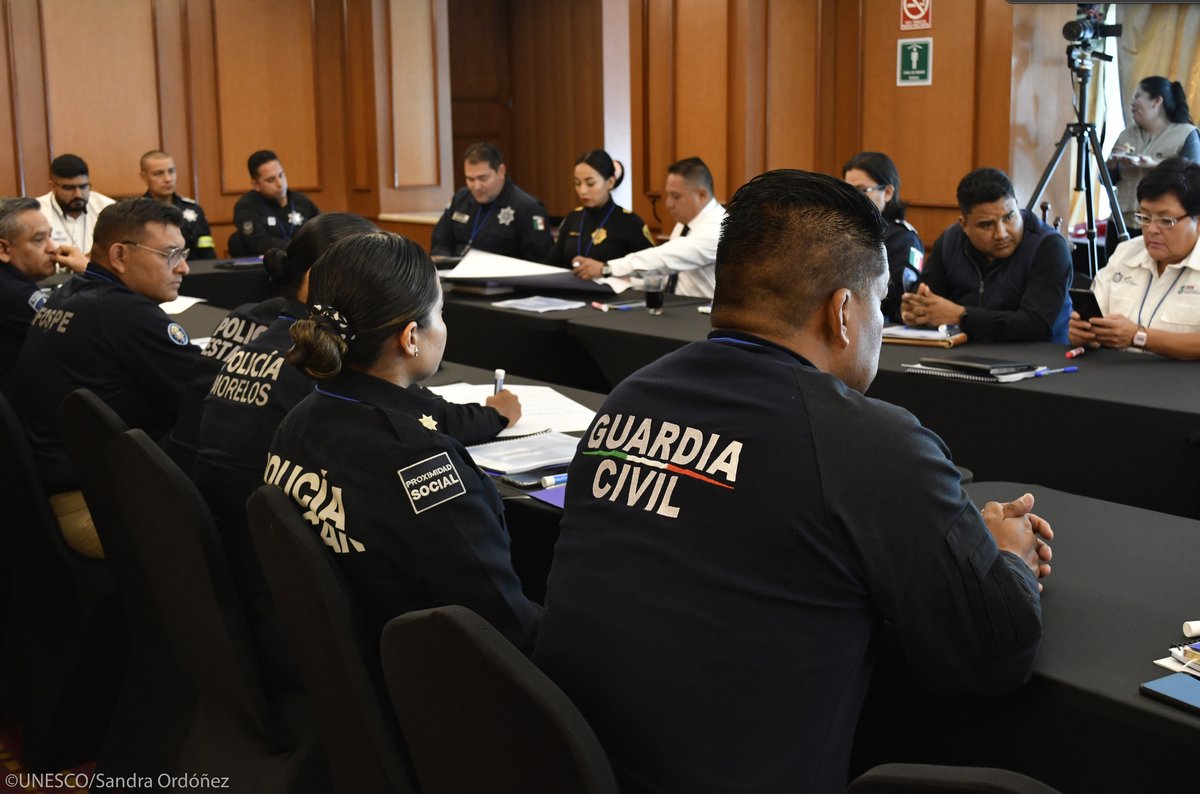 UNESCO_es's tweet photo. Necesitamos a todos a bordo para garantizar la #LibertadDePrensa.

La @UNESCOMexico inicia un programa piloto en #México para #ProtegerALosPeriodistas y formar a fuerzas de seguridad en materia de #LibertadDeExpresión, seguridad y acceso a la información.

https://t.co/ckZXz09O1I https://t.co/1c3pgfyrrE
