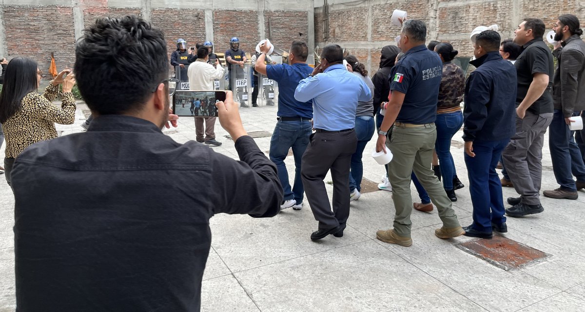 UNESCO_es's tweet photo. Necesitamos a todos a bordo para garantizar la #LibertadDePrensa.

La @UNESCOMexico inicia un programa piloto en #México para #ProtegerALosPeriodistas y formar a fuerzas de seguridad en materia de #LibertadDeExpresión, seguridad y acceso a la información.

https://t.co/ckZXz09O1I https://t.co/1c3pgfyrrE