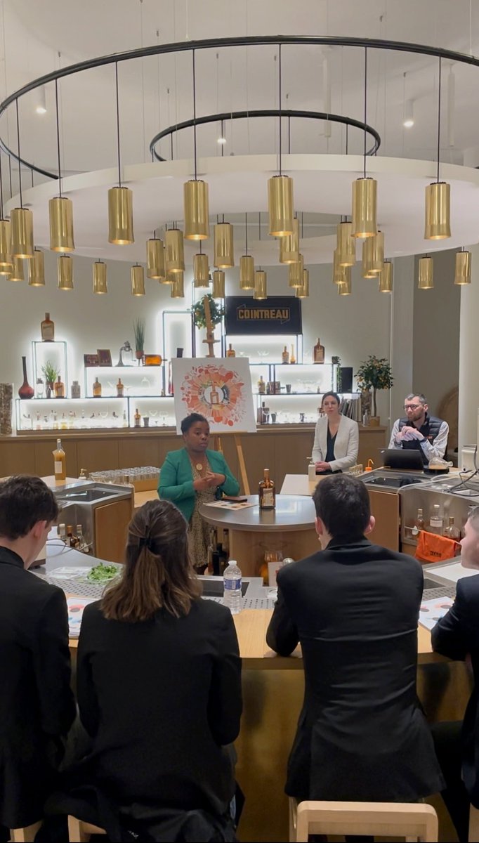 RasoamandraryN's tweet photo. 🟩Intervention sur #greenextraction chez Carré @remycointreau cette semaine avec les étudiants MC Barman @CCI49 🙏🌱

#vanillabridge #angers #vanille #produitenanjou https://t.co/kzmG84RwhK