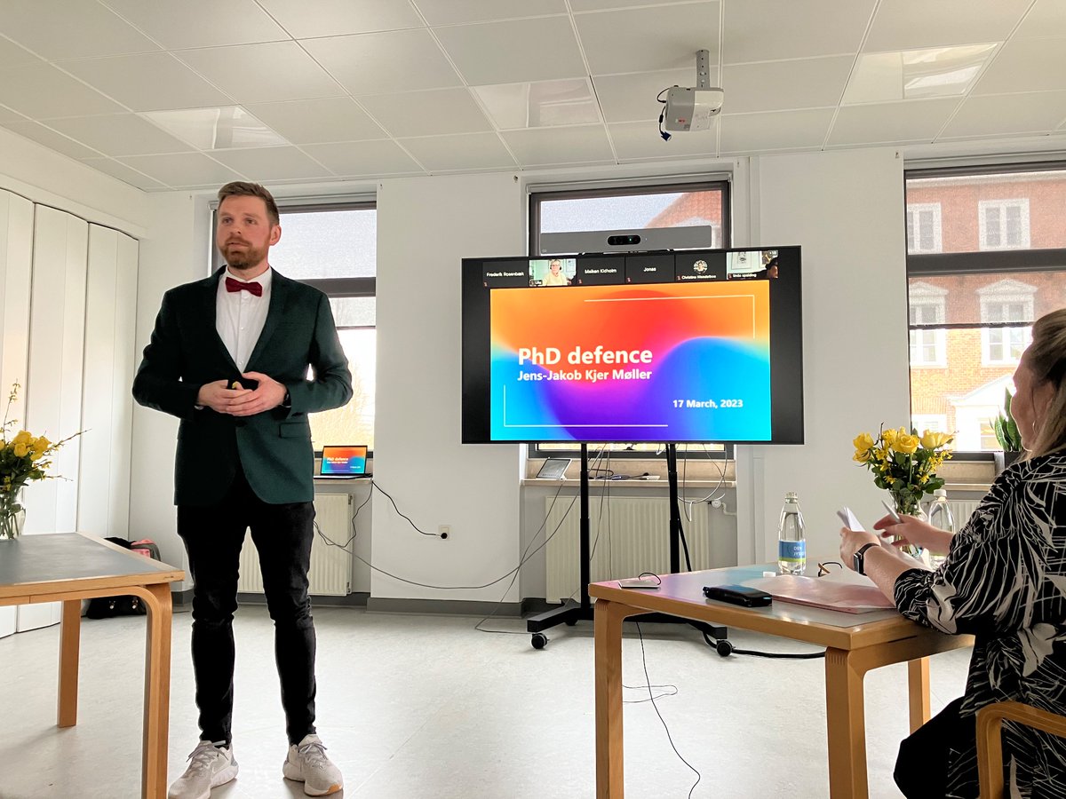 IkanderTine's tweet photo. I dag forsvarede Jens-Jakob sin ph.d. “Social vulnerability in patients with advanced cancer in Denmark” 🥳🙌🏻🎓 Imponerende arbejde, flot forsvar - Kæmpe stort tillykke 🥂 @REHPA_DK https://t.co/1E6p5k6AHH