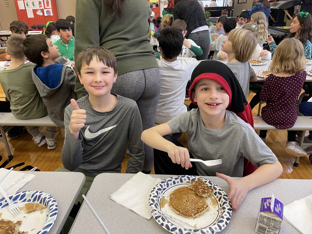 RJohnsonGR2's tweet photo. Breakfast, Books, and Buddies! 2nd and 4th grade buddies love ❤️ spending time together! ⁦@GroveAve220⁩ ⁦@barrington220⁩ ⁦@BreidenbachAmy⁩ #WeBelong220 https://t.co/9dJ01R54vG