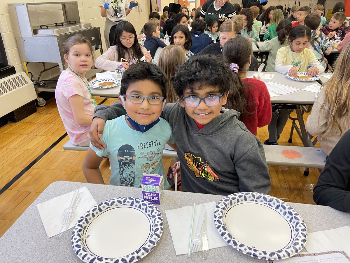 RJohnsonGR2's tweet photo. Breakfast, Books, and Buddies! 2nd and 4th grade buddies love ❤️ spending time together! ⁦@GroveAve220⁩ ⁦@barrington220⁩ ⁦@BreidenbachAmy⁩ #WeBelong220 https://t.co/9dJ01R54vG