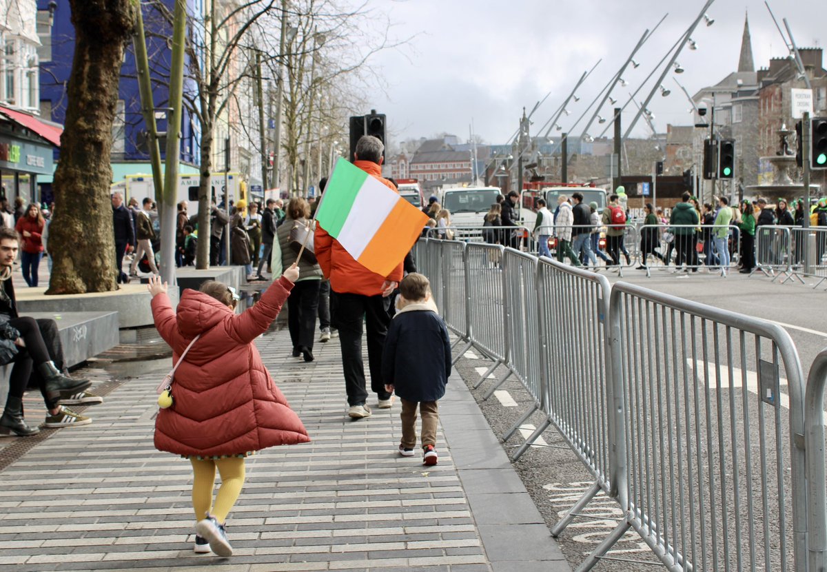 I think it’s safe to say Effy enjoyed the parade in #Cork today 💚🇮🇪☘️
#StPatricksDay2023 #lafeilepadraig #family
#ThisIsParkinsonsThisIsUs👨‍👩‍👧‍👦❤️🌷#LivingWithParkinsons #patientsdeservebetter #InvestInBrainHealth #brainawarenessweek2023