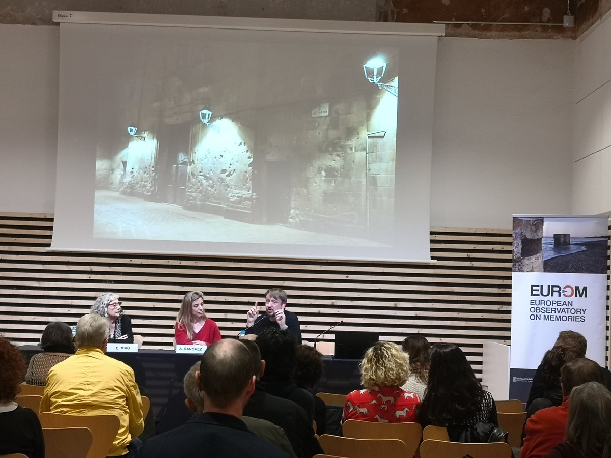 euromemories's tweet image. 📸 La plaça #SantFelipNeri és una icona dels efectes de la #guerratotal a #Barcelona, de la pérdua de l'inocència. Fins fa poc, les marques de l'edifici  bombarderdejat pels feixistes italians  s'explicaven com a marques d'afusellaments de cures a mans dels republicans