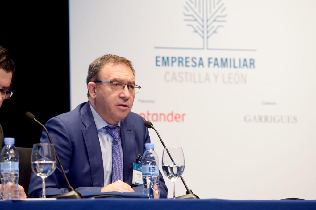 FundacionEFCL's tweet photo. Hoy, en la Asamblea General de @EFCyL hemos aprovechado para presentar a los empresarios los hitos logrados desde #FEFCL en el último año y los retos que tenemos por delante este 2023. Nuestra gran apuesta sigue siendo la #empleabilidad de los jóvenes. #FormarFuturo https://t.co/MlHYHDGse7