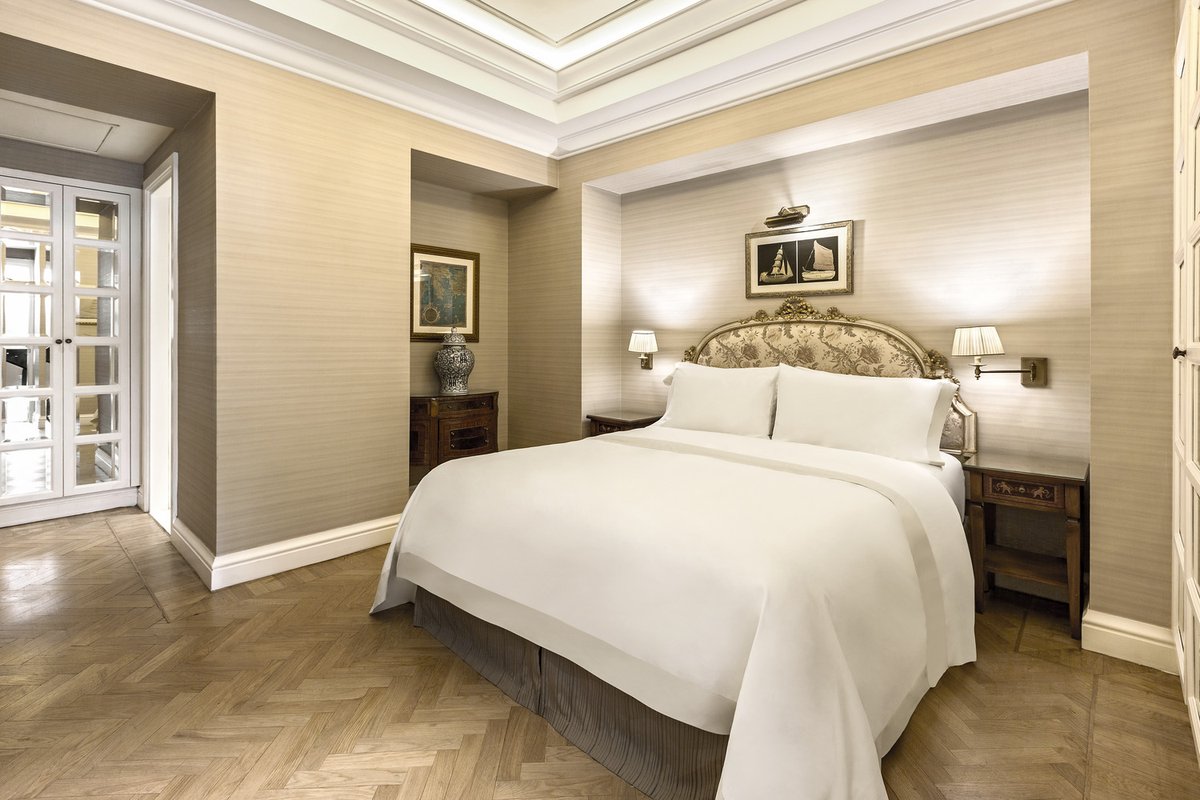 kinggeorgeath's tweet photo. On #WorldSleepDay relaxation is a given, with The Luxury Collection Bed dressed in custom Frette linen providing you deep comfort and an unforgettable sleep experience💫 

#kinggeorgeathens #theluxurycollection #athens https://t.co/JnhGq5W9jE