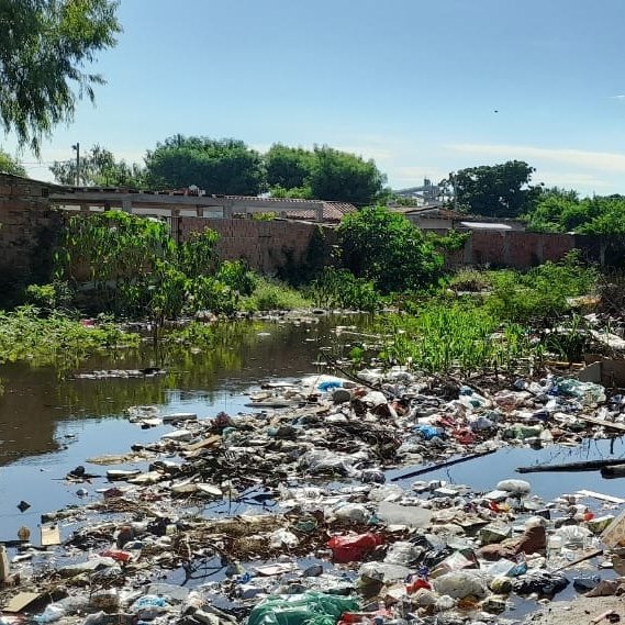 JesusLaraPy's tweet image. El río Paraguay no deja de subir y el agua ya alcanza a los vecinos de la zona de San Francisco viejo, en Zeballos Cue.

Hoy fuimos a verificar la situación y acompañar a los vecinos hacia zonas más seguras.

Estos traslados alguna vez tienen que ser cosa del pasado.