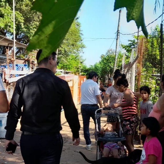JesusLaraPy's tweet image. El río Paraguay no deja de subir y el agua ya alcanza a los vecinos de la zona de San Francisco viejo, en Zeballos Cue.

Hoy fuimos a verificar la situación y acompañar a los vecinos hacia zonas más seguras.

Estos traslados alguna vez tienen que ser cosa del pasado.