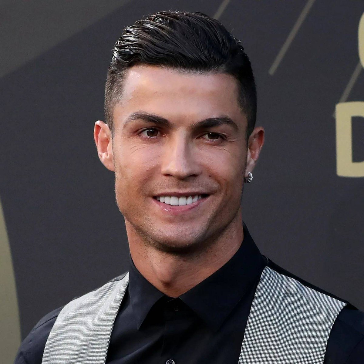 كرستيانو رونالدو : 

مازلت ابحث عن بائعة البرجر التى كانت تطعمني بالمجان أيام الفقر لأرد لها الجميل.