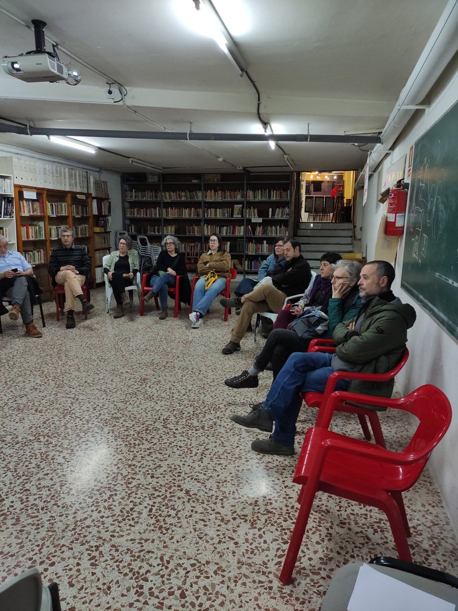 EspaiGramenet1's tweet photo. Comença la xerrada sobre la lluita de les dones kurdes que lluiten contra la opressió que pateixen des de fa dècades. Amb @azadi_jin perquè aprendre d'altres lluites enriqueix i ampodera  la lluita de totes les dones https://t.co/ph3VS1Sr51