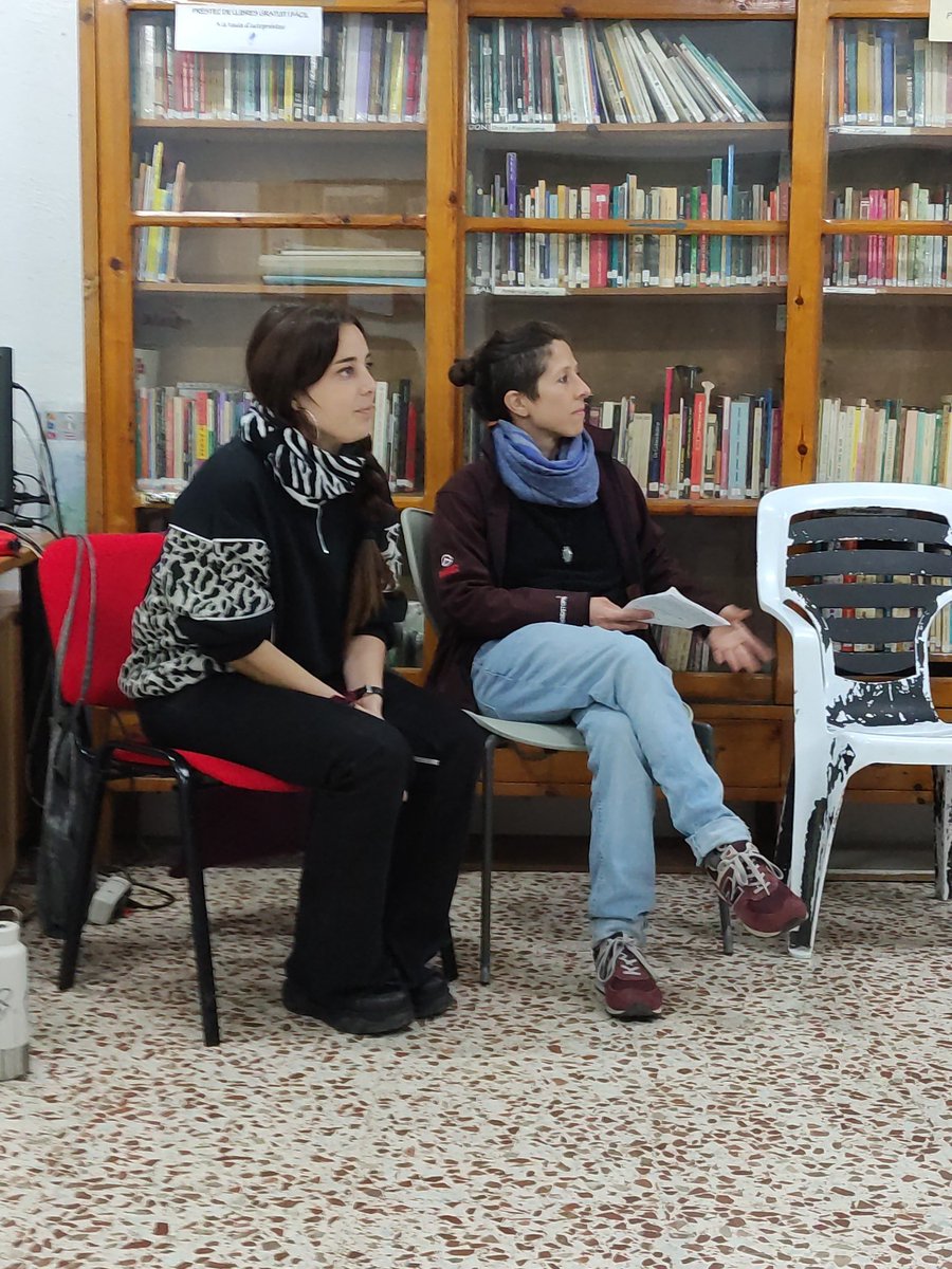 EspaiGramenet1's tweet photo. Comença la xerrada sobre la lluita de les dones kurdes que lluiten contra la opressió que pateixen des de fa dècades. Amb @azadi_jin perquè aprendre d'altres lluites enriqueix i ampodera  la lluita de totes les dones https://t.co/ph3VS1Sr51