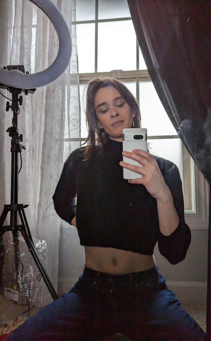 Alice Levv 🏳️‍⚧️ - 1 pic. Feeling good on St Patty's day, ready to get drunk with my friends https://t.co/spQAWGO47Y