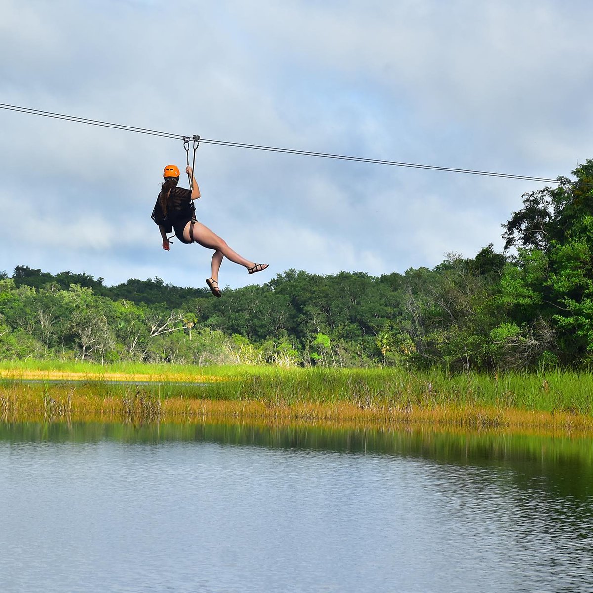 visitacaribemex's tweet photo. #PacChen es el destino ideal para los amantes del ecoturismo gracias a sus aventuras en medio de la selva, como deslizarte en 𝘁𝗶𝗿𝗼𝗹𝗲𝘀𝗮 sobre una laguna. 🌿🪂
Descubre una joya más del #CaribeMexicano.💎
📍 @RivieraMaya
🌐: https://t.co/tDUWnySyVj
📸: alyssajalyn vía IG https://t.co/I2rYHZ9DUh