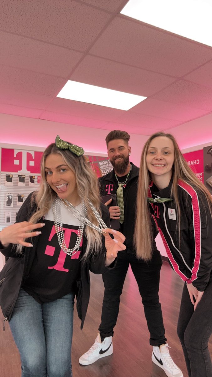 Emily Carter- Retail Store Manager tweet media