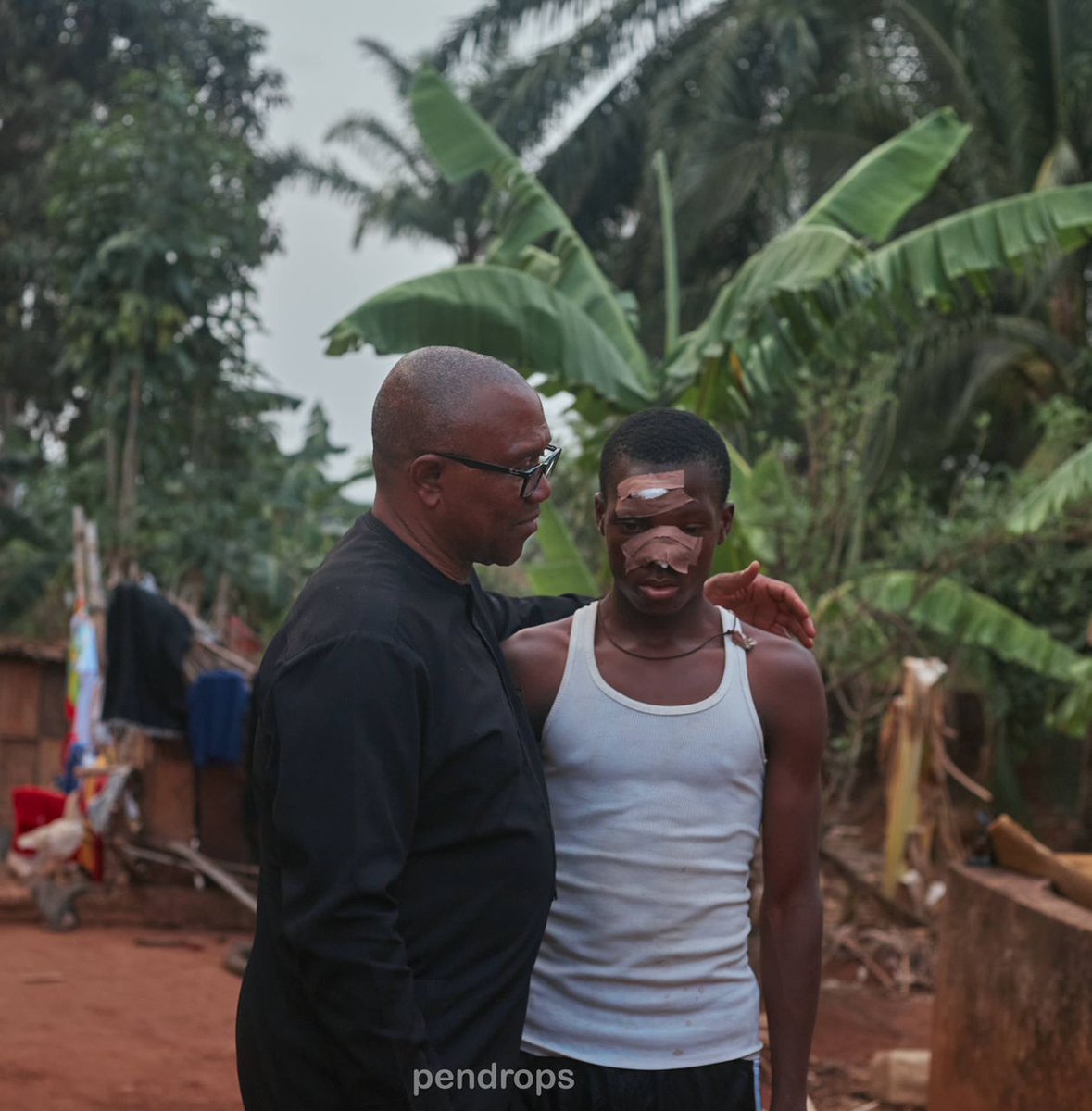 IkukuomaC's tweet photo. Mr Peter Obi alongside the Onowu of Amatutu   visited a young boy who was stabbed yesterday https://t.co/TNwiphDTbC