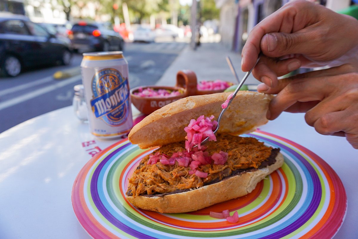 LaCebollaMorada's tweet photo. Feliz FINDE. Que haya mucha Cochinita Pibil en tu fin de semana :) 

☎️TEL: 5559089202 
💬WHATS: 5513546903  

#CochinitaPibil #CochinitaParaLlevar #LaCebollaMorada #LaCebollaMoradaCondesa #TacosdeCochinita #TacosdeCochinitaPibil #ComidaYucateca #Food #Foodie https://t.co/IVyhwxQYkf