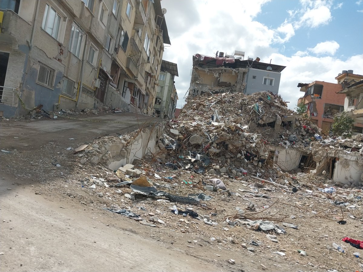 ovgunaercan's tweet photo. Antakya Defne'de görece yoksulların semti Armutlu'da evlerin neredeyse tümü yıkılarak yolları doldurduğundan kimse kurtarılamadı. Böyle yıkım ile yoksul seçeneksizliği savaş da bile görülmez. Tanımlanamaz bir acı. https://t.co/8V6DLnosaQ