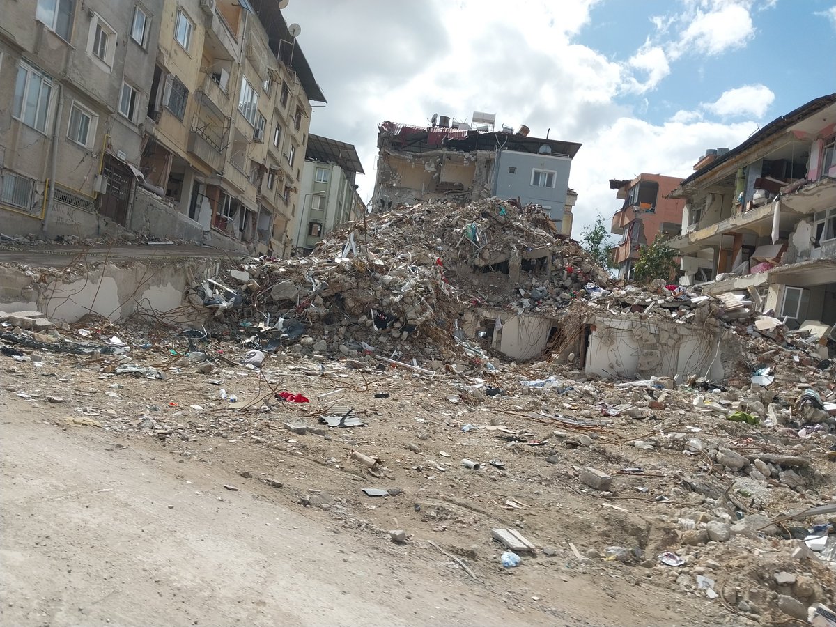 ovgunaercan's tweet photo. Antakya Defne'de görece yoksulların semti Armutlu'da evlerin neredeyse tümü yıkılarak yolları doldurduğundan kimse kurtarılamadı. Böyle yıkım ile yoksul seçeneksizliği savaş da bile görülmez. Tanımlanamaz bir acı. https://t.co/8V6DLnosaQ