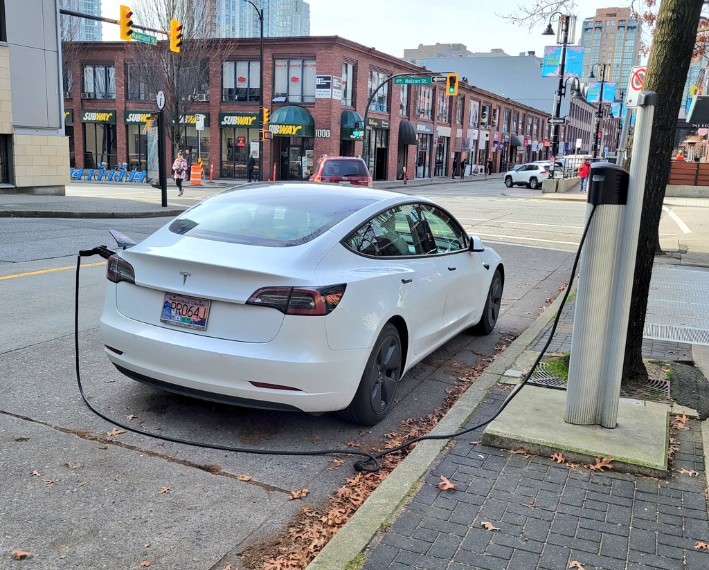 mnolangray's tweet photo. This is such an amusing little Tesla design oversight. https://t.co/odg1WPwx6j