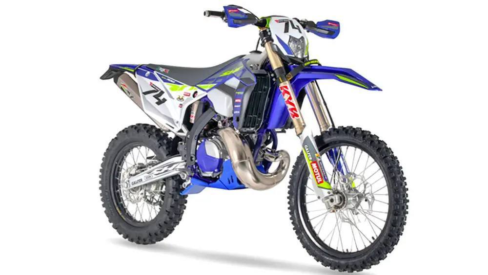 Freenduro's tweet photo. Aperçu de la Sherco 300 SE Mario Roman répliqua qui sera produite à 250 exemplaires seulement
#freenduro #sherco #marioroman #sorrybro #300SE #factory #hardenduro https://t.co/uXqcNUi3fg https://t.co/FoeCncV3Sc