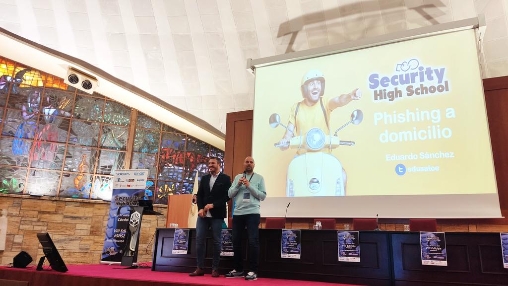 Txicoagredano's tweet image. Bueno pues todo tiene su fin. Si la primera parte del partido del #SHS2k23 fue espectacular, la segunda no defraudó. Hoy desde palco vip con mi @alav78_ . Hubo intercambio de presentadores entre dos leyendas @eduSatoe y @Miguel_Arroyo76 que no necesitan presentación alguna🧵🧵🧵