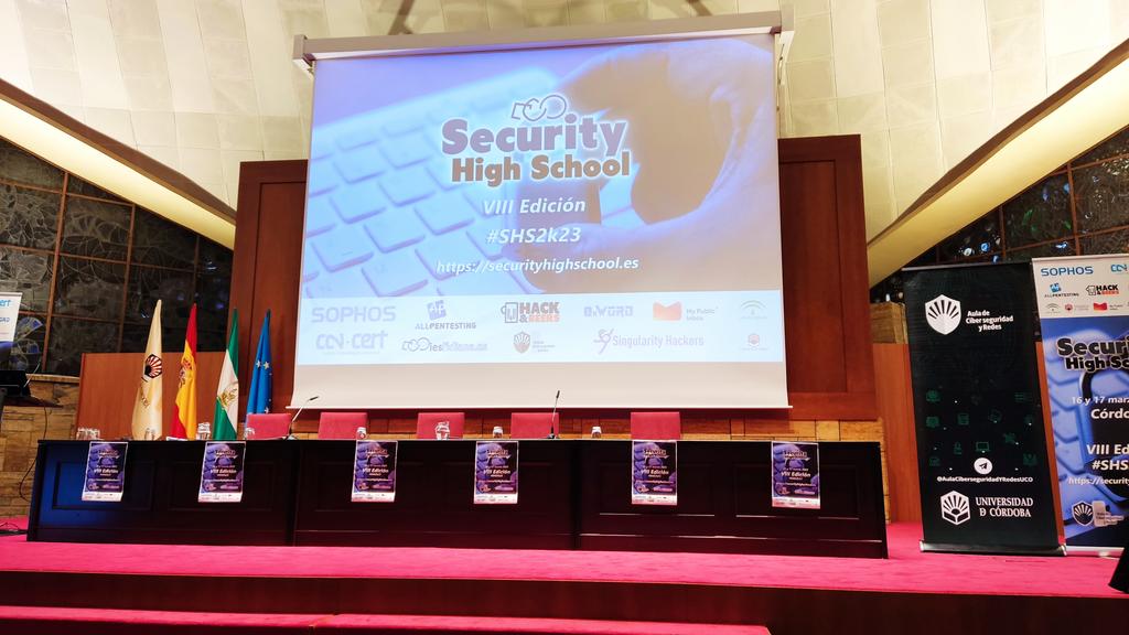 Txicoagredano's tweet image. Bueno pues todo tiene su fin. Si la primera parte del partido del #SHS2k23 fue espectacular, la segunda no defraudó. Hoy desde palco vip con mi @alav78_ . Hubo intercambio de presentadores entre dos leyendas @eduSatoe y @Miguel_Arroyo76 que no necesitan presentación alguna🧵🧵🧵