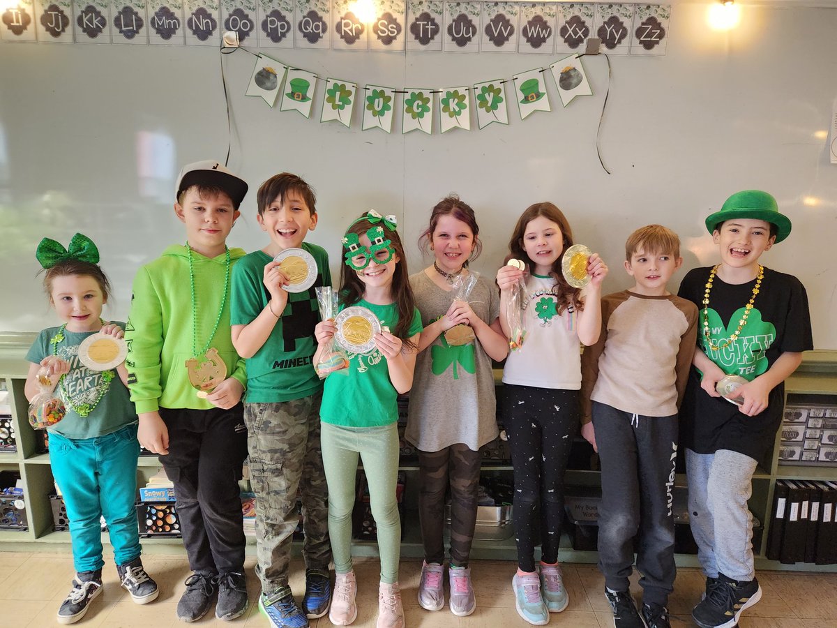 MsFitzSWA's tweet photo. This lucky little crew managed to convince "Lucky the Leprechaun" that they were special enough to earn some of his treasure 🪙 I read their letters, and can see why he was convinced! Happy St. Patrick's Day from our 2-3 class 🍀💚 @SWATigers https://t.co/ZVqEU0ijaa