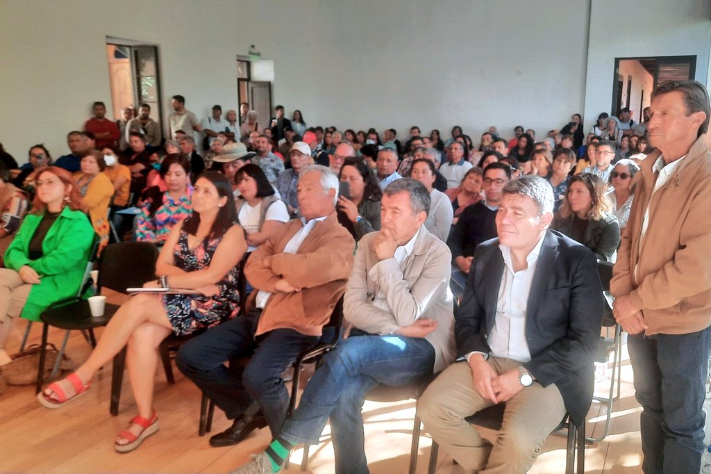 maricelmartine_'s tweet image. Hoy en el Conjunto Patrimonial Buen Pastor de la ciudad de San Felipe, con el gobernador regional @rmunda, autoridades y dirigentes de comités de APR de la región, participamos en la constitución de la Asociación de Sistemas de Agua Potable Rural de la Región de Valparaíso. 💧👍