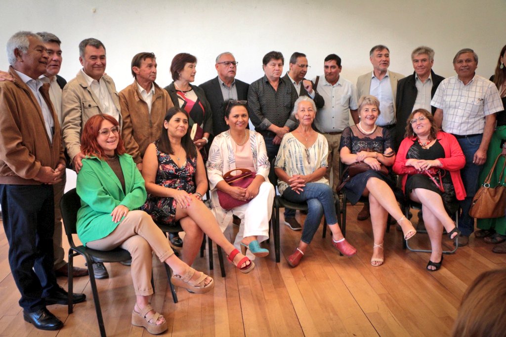 maricelmartine_'s tweet image. Hoy en el Conjunto Patrimonial Buen Pastor de la ciudad de San Felipe, con el gobernador regional @rmunda, autoridades y dirigentes de comités de APR de la región, participamos en la constitución de la Asociación de Sistemas de Agua Potable Rural de la Región de Valparaíso. 💧👍