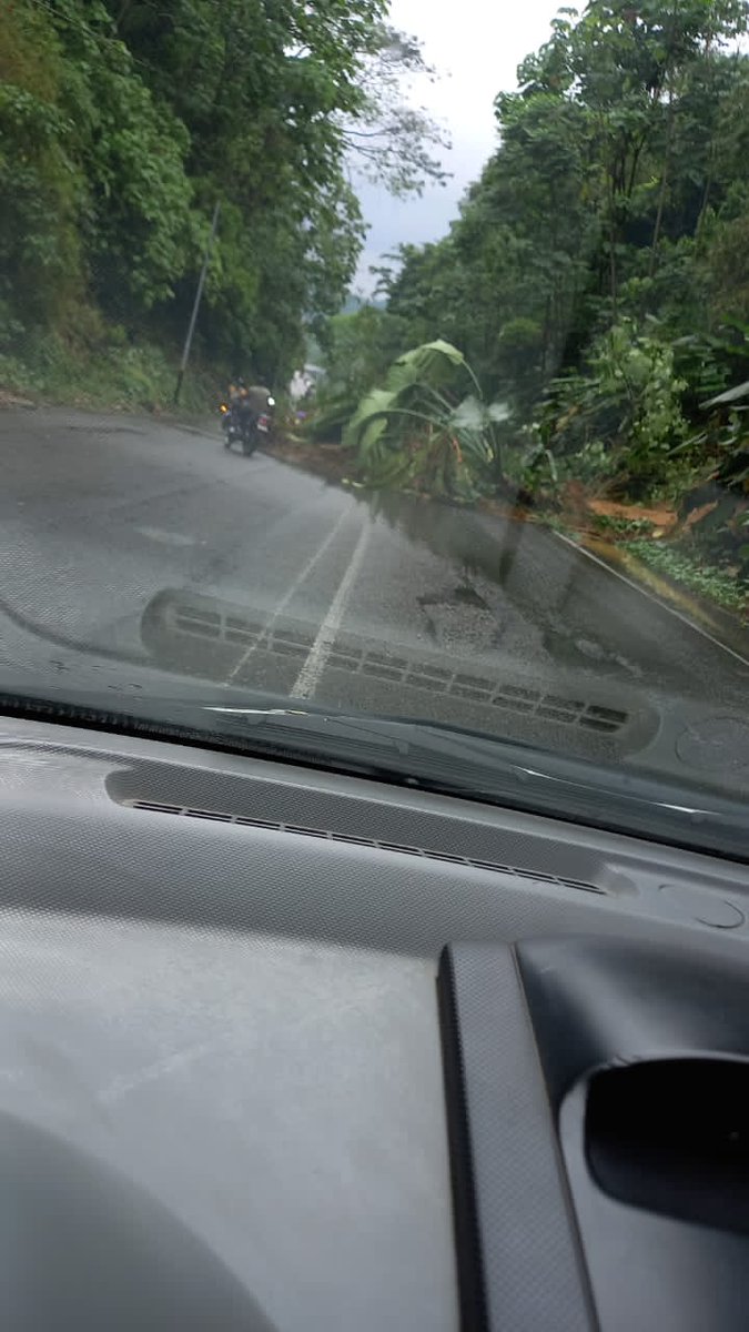 #17Mar Fuertes lluvias generan deslave en la carretera Panamericana entre el sector Iberia de #ElVigía y Puente Chama. Municipio #AlbertoAdriani estado #Mérida #lluvias @alcaldiaaa