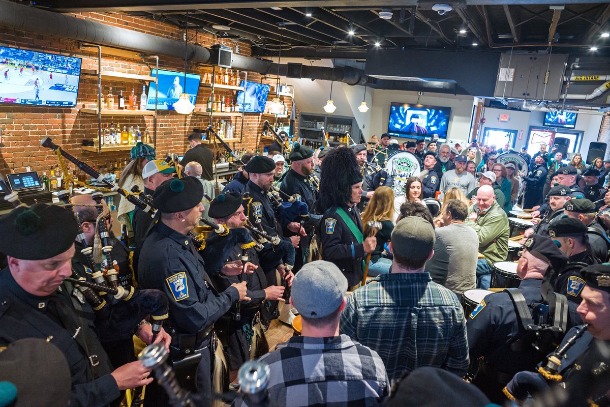 Boston Police Gaelic Column of Pipes and Drums just finished performing at one of the several #Boston locations on their agenda for today’s St. Patrick’s Day celebrations. This visit was to Costellos Jamaica Plain, on Centre St. 📸⁦<a href="/pictureboston/">Mark Garfinkel</a>⁩