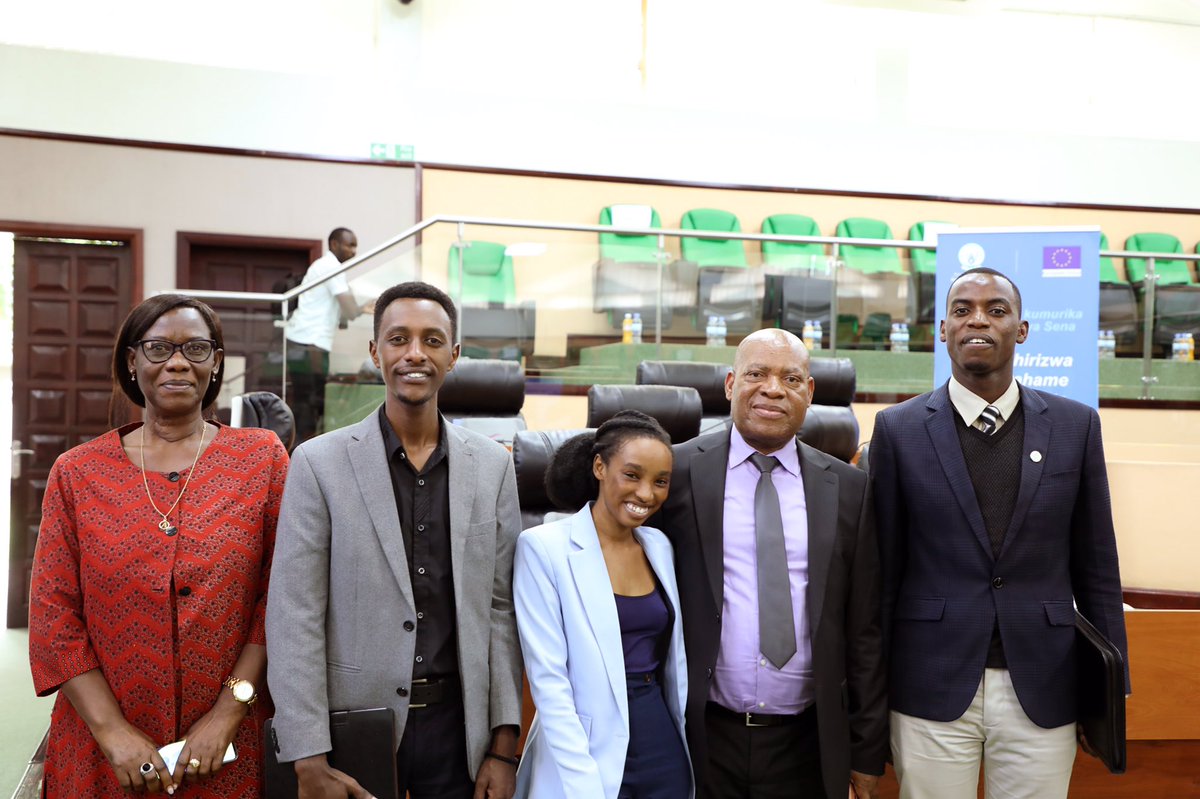RwandaParliamnt's tweet photo. Ibiganiro, impanuro, ubusabane n’urugwiro ni byo byaranze umunsi wo kumurikira urubyiruko ibikorwa bya Sena . https://t.co/UdN4vWhmG5