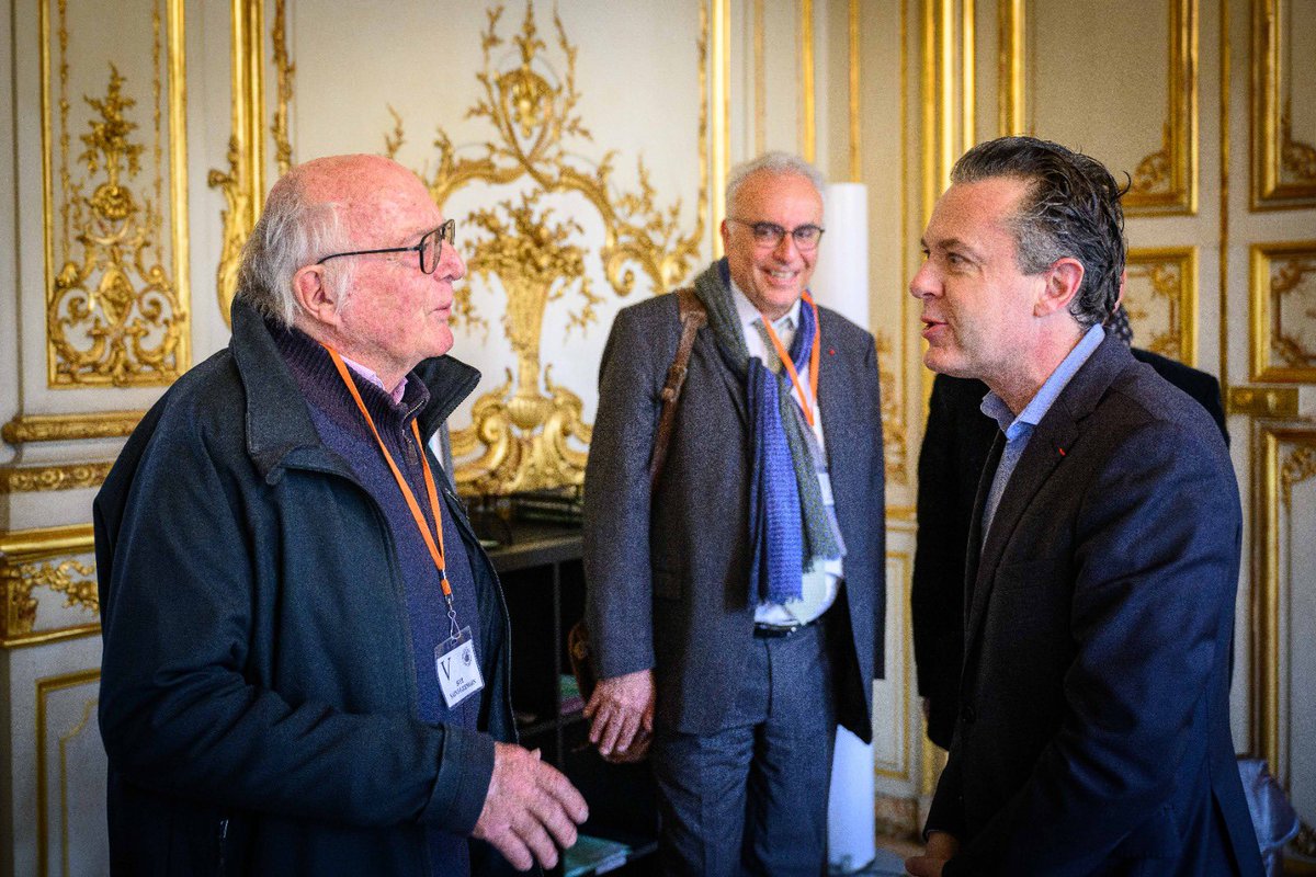 ChristopheBechu's tweet photo. Défenseur infatigable des forêts, j'ai échangé avec le botaniste Francis Hallé autour du projet de restauration d'une forêt primaire.

Nous ne gagnerons pas le combat contre le changement climatique sans les forêts, qui agissent comme l’un des puissants puits de carbone. https://t.co/fkwz8HtLJC