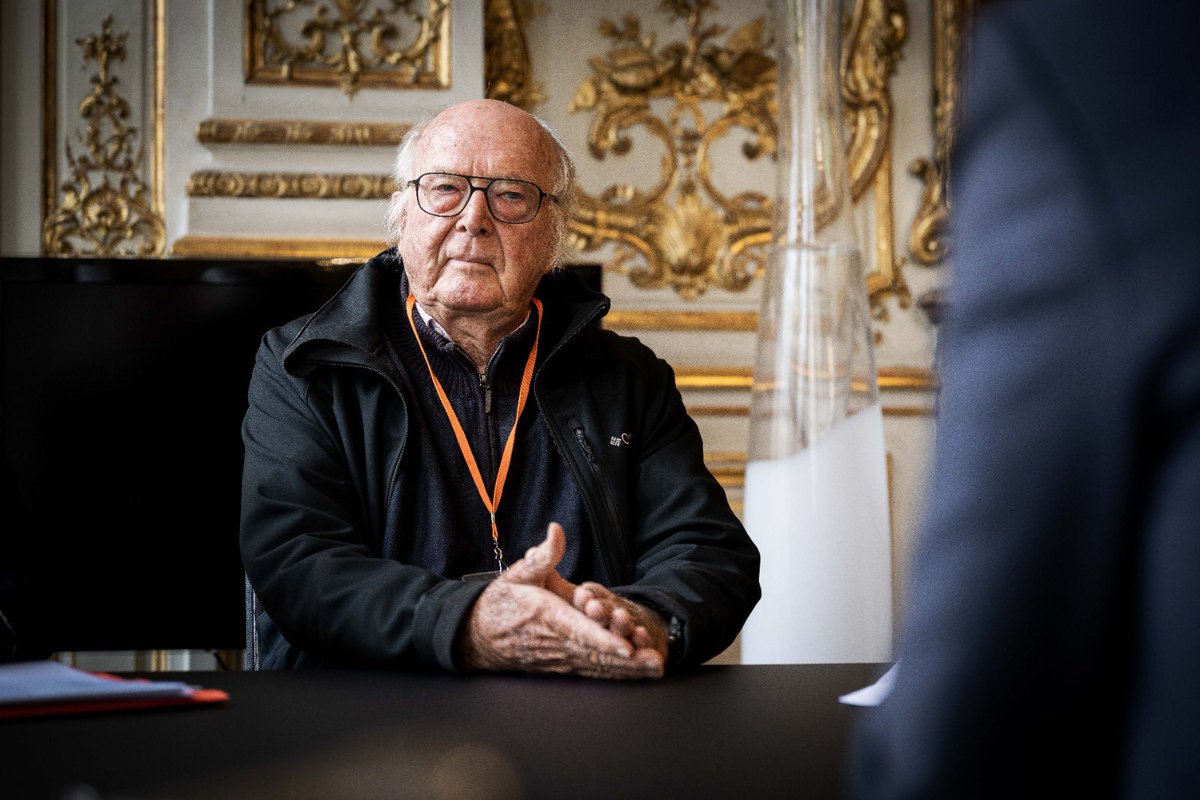 ChristopheBechu's tweet photo. Défenseur infatigable des forêts, j'ai échangé avec le botaniste Francis Hallé autour du projet de restauration d'une forêt primaire.

Nous ne gagnerons pas le combat contre le changement climatique sans les forêts, qui agissent comme l’un des puissants puits de carbone. https://t.co/fkwz8HtLJC