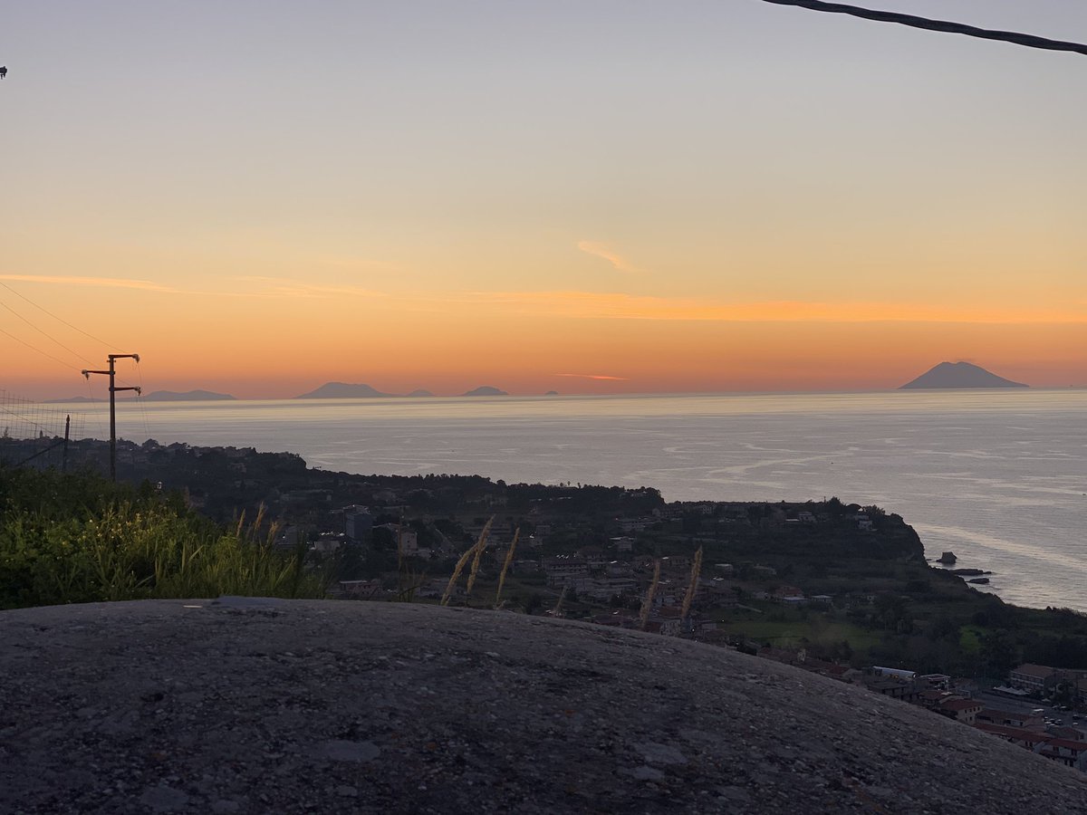 Io ho una doppia fortuna: di godermi, da locrese, queste albe sullo #Jonio e, da tropeano questi tramonti sul #Tirreno

#Locri #Tropea #IsoleEolie
