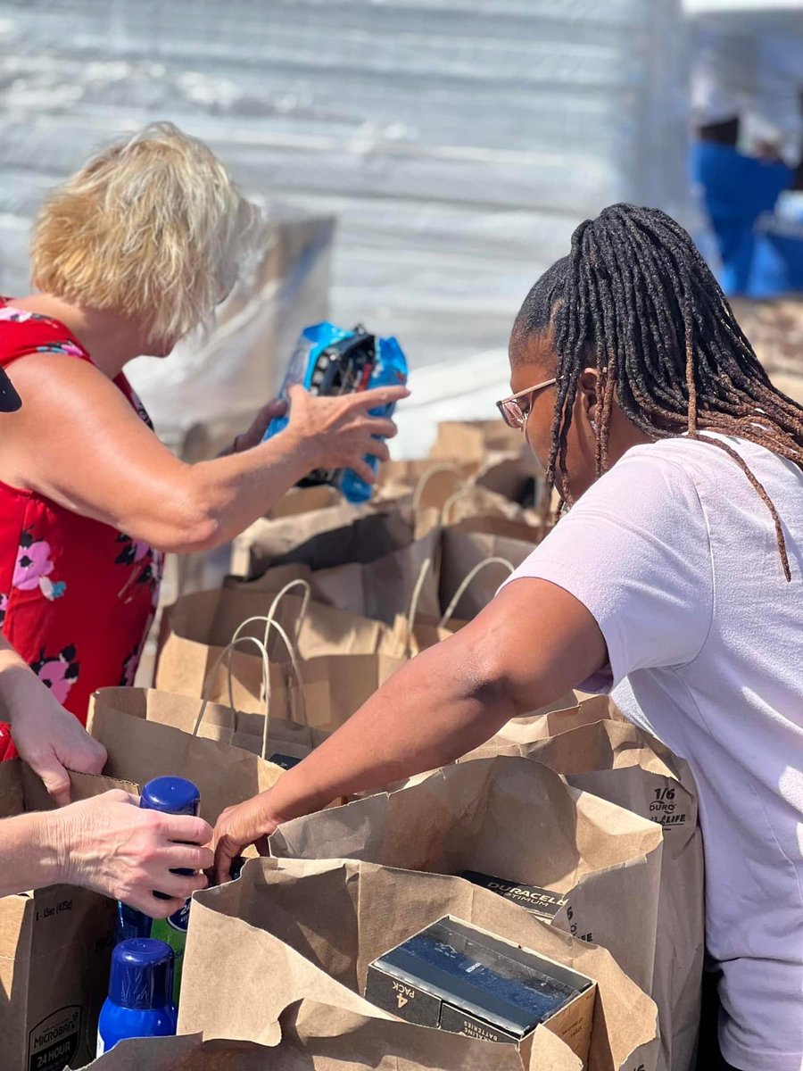 EhasInc's tweet photo. Just a glimpse of our Ehas members and volunteers giving back to the community. Join our team and help empower our youth to create a healthy mindset. #Yourstorymatters #EHAS https://t.co/hJmii36lUf