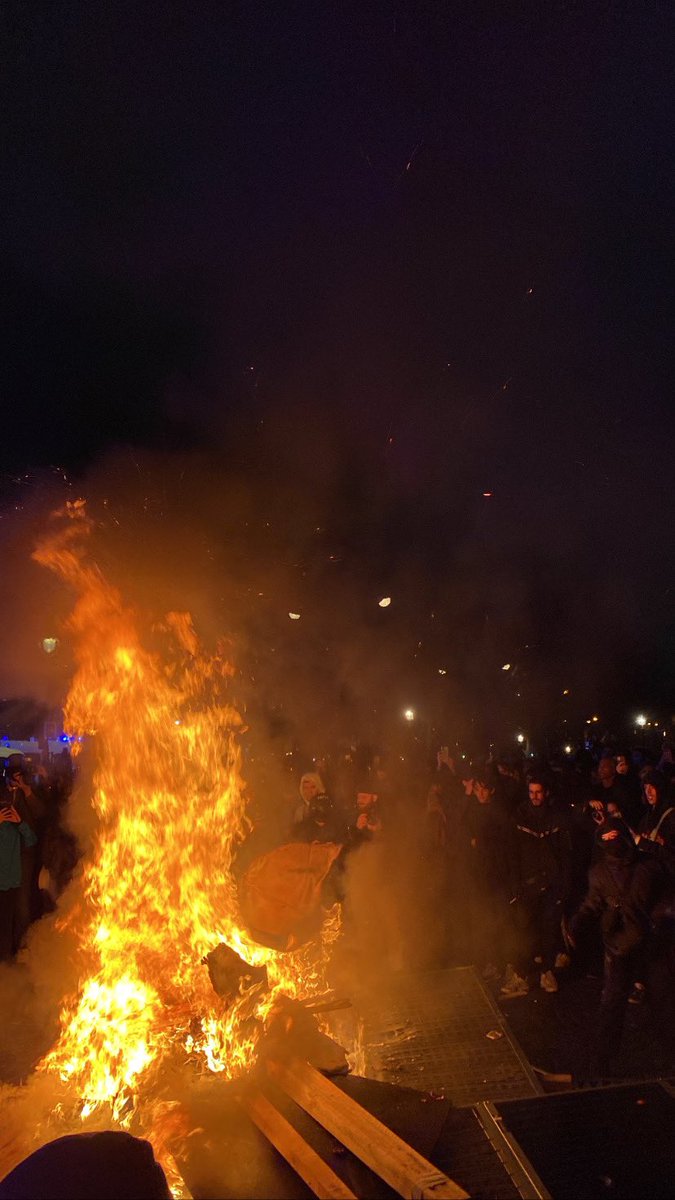 Gros feu allumé à Paris devant les CRS avec la foule qui crie « Paris en feu et Macron au milieu » Les gens sont deter ✊🏼🔥 #Concorde #PlaceDeLaConcorde #revolution