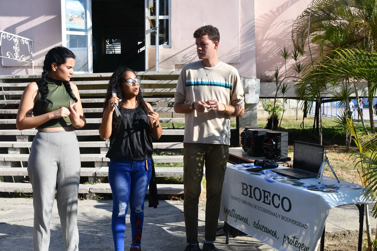 UOCuba's tweet photo. Como parte de la Jornada por el día de la Prensa Cubana y en el marco de la Feria del Libro en Santiago de Cuba, los estudiantes de la carrera de Periodismo de la @UOCuba, crearon un espacio científico-cultural en el que los jóvenes son protagonistas. https://t.co/Cm8rPvgOmv