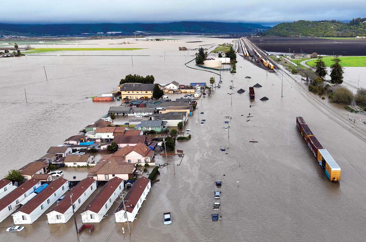 greennomad61's tweet photo. #California #Pajaro
Floodwaters from an atmospheric river engulfed train cars, vehicles, and homes last week after a levee broke.
Where's all the wildlife ? 🙁
#ClimateEmergency
#calgov
#WeDontHaveTime
📷 Josh Edelson /afp/getty images https://t.co/cVbx2Z4MUd
