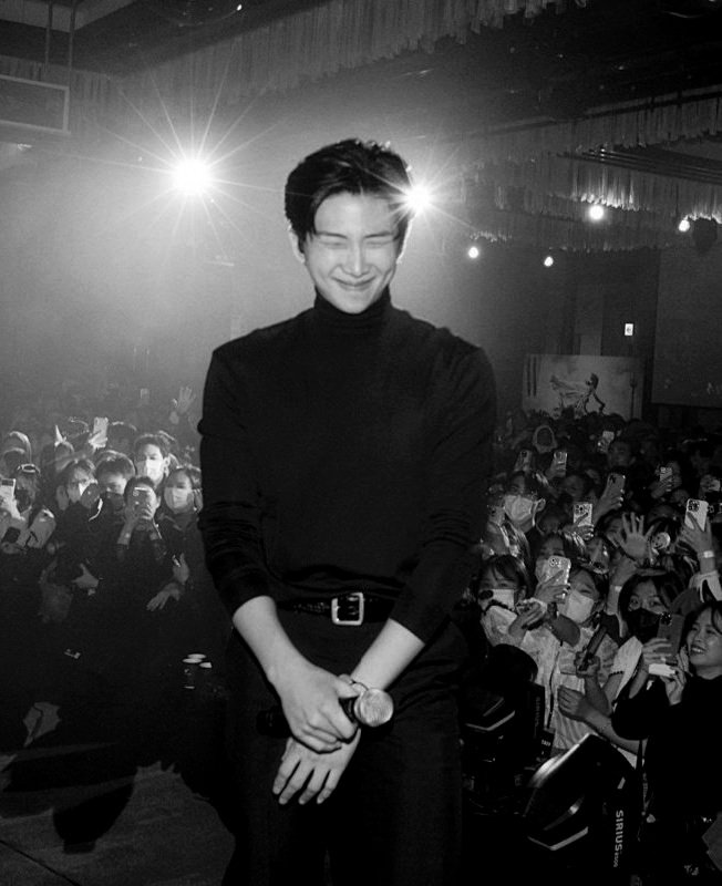 btsblackpic's tweet photo. i love him https://t.co/MFGeXoHTta
