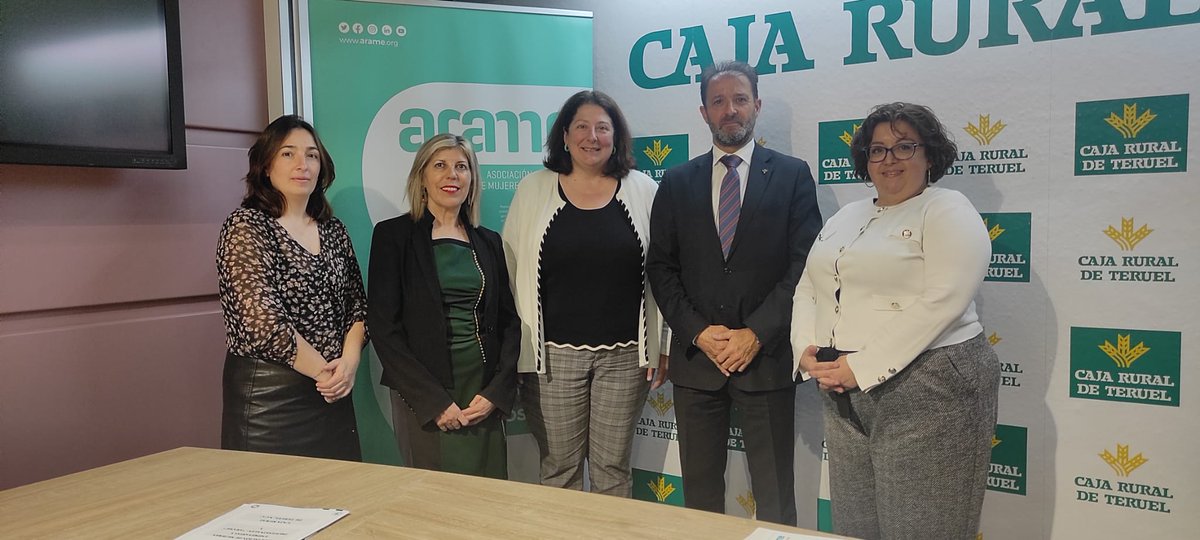 aramearagon's tweet photo. Firma de convenio con Caja Rural de Teruel. Trabajando por el territorio, las empresas y nuestras socias.
#arame #aramearagon #empresaria https://t.co/sFTIQDWfj2