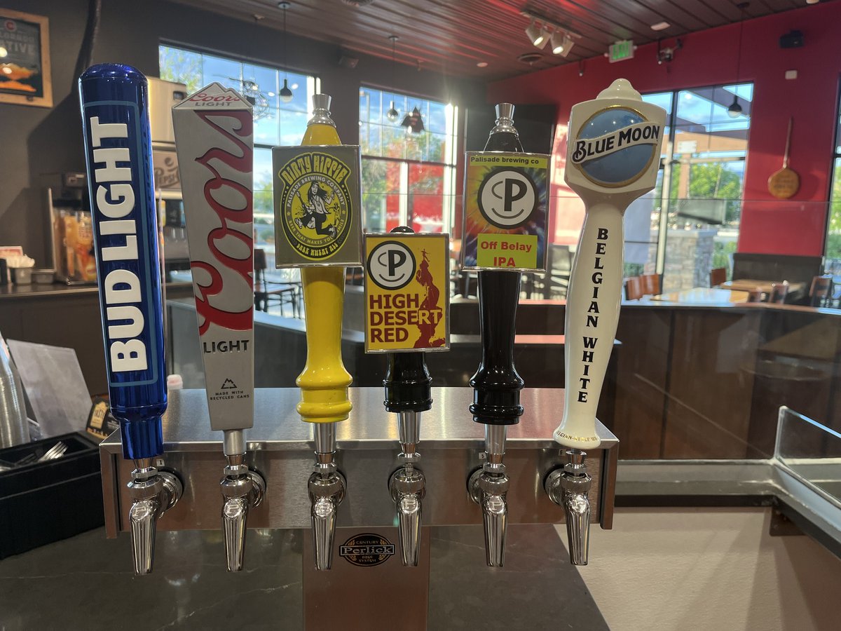 SmokinOak_GJ's tweet photo. Happy St. Patrick's Day! ☘️ Come enjoy a pint with your mates! 🍻

#stpatricksday #pint #smokinoakwoodfiredpizza https://t.co/3BaPEI0N4k