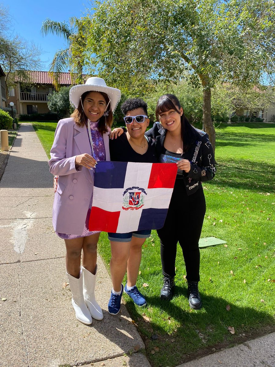 marveloushopes's tweet photo. FIND THESE BEAUTIFUL DOMINICAN SWIFTIES TONIGHT ON GLENDALE #GlendaleTSTheErasTour  @taylornation13 @taylorswift13 @swiftdelicate1 @midnightsunrays @jxbg1913 🤩🤩💙 https://t.co/Vdgcp9WWHh