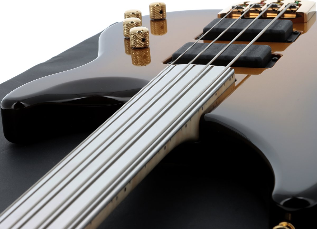 In 1980 we introduced the world's first #fretless bass with a metal fingerboard.
Looking at it, we can think that the sound is metallic, however it is not with the eyes that you have to listen but with your ears.😇
This #Excess #iMetal is probably the last one we'll do.