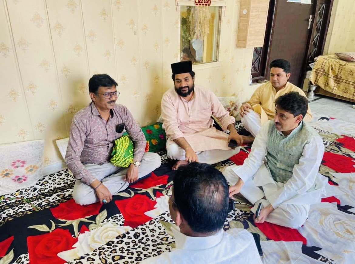 sabrisajjada's tweet photo. Uttar Pardesh BSP Party K Warisht Neta Janab Qazi Imran Masood Sahab Qazi Shazan Masood Sahab Ne Sajjada Nasheen Dargah Sabir Pak Rh Hazrat Shah Ali Manzar Aijaz Quddusi Sabri Sb Ki Kothi Par pahuch Kar Mulakat Ki Aur Dargah Huzoor Sabir Pak Rh Mai Hazri Pesh Ki
@ImranMasood_ @shayanmasood95