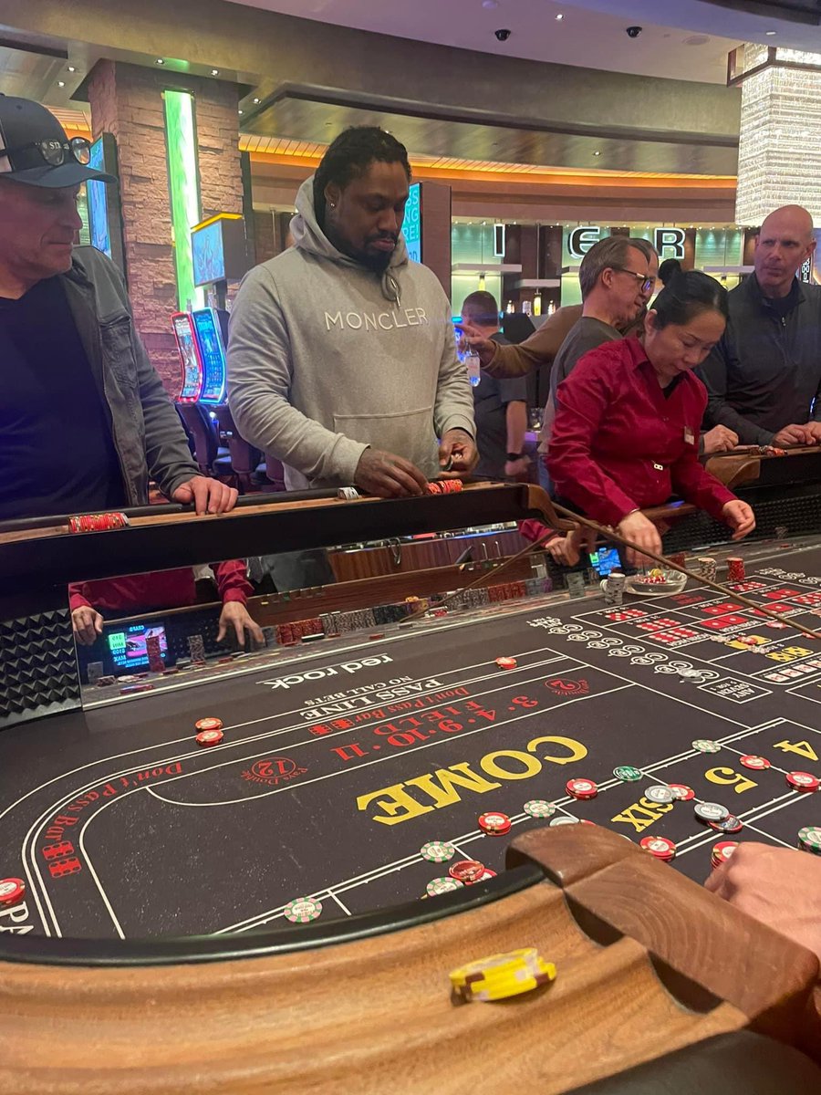 TheVegasVice's tweet image. Former @Raiders Marshawn Lynch at Red Rock casino last night playing dice ! 🏈