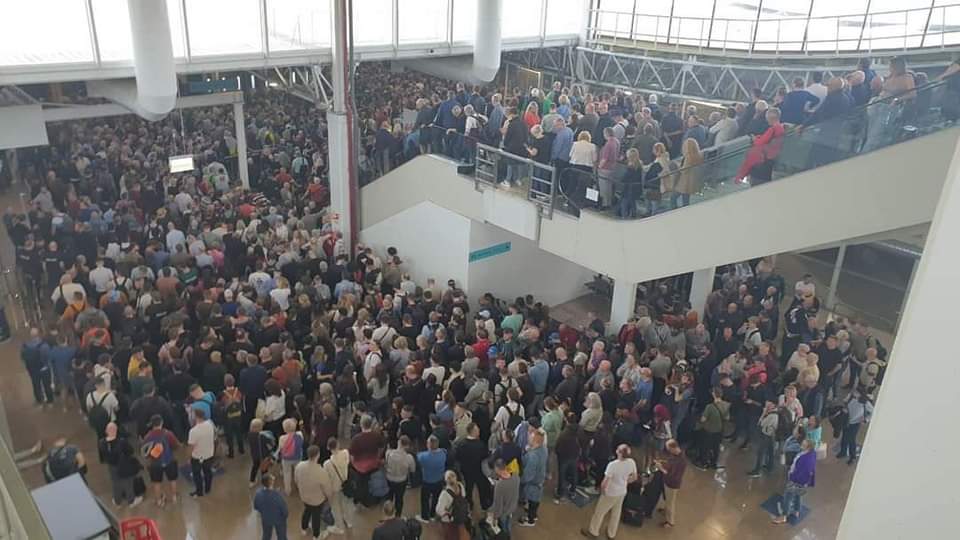 Toregao's tweet photo. Aeroporto de Faro hoje. É assim que recebemos os nossos visitantes. Imagem péssima e vergonhosa para o país e para a região 👇 https://t.co/FU65BIvfhJ