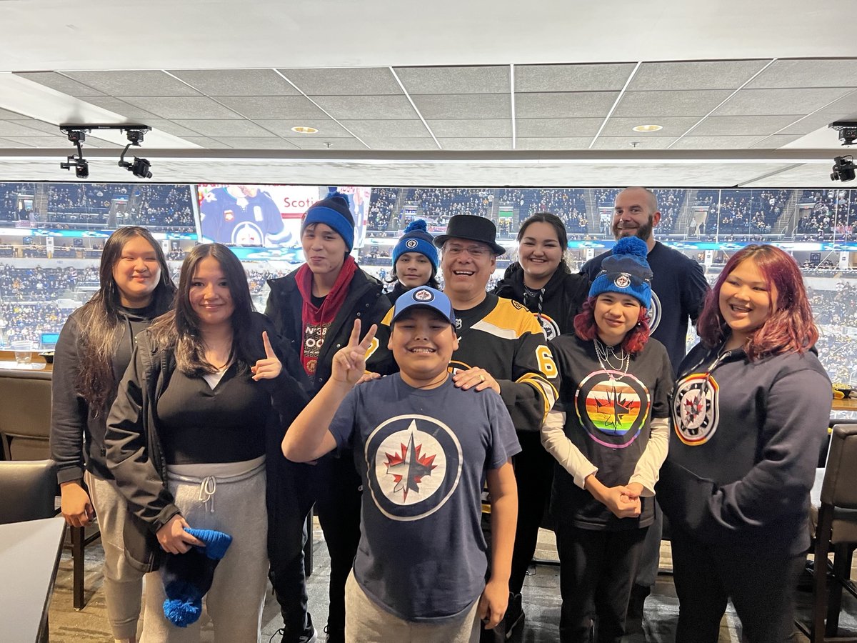 Last night while Grand Chief Settee was cheering for the Bruins, he was thrilled to drop in to welcome youth from Barren Lands and Northlands Denesuline First Nations. 
The students saw their first NHL game as guests of Perimeter Airlines. 
<a href="/NHLJets/">Winnipeg Jets</a> <a href="/NHLBruins/">Boston Bruins</a> #mkonorth